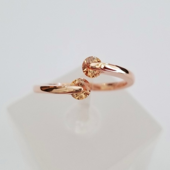 Delicate 18k Ring - Picture 7 of 8
